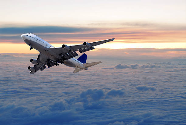 acima das nuvens, - airplane taking off sky commercial airplane imagens e fotografias de stock
