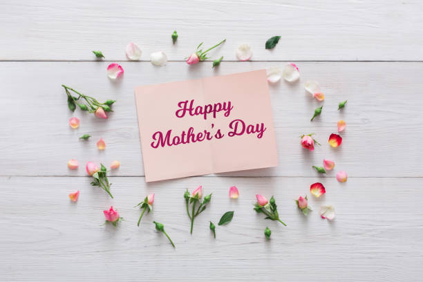 Happy mothers day background, card and flowers on white wood Happy mothers day background, greeting card and flowers on white wood. Roses and gifts for mommy rose bouquet red table stock pictures, royalty-free photos & images