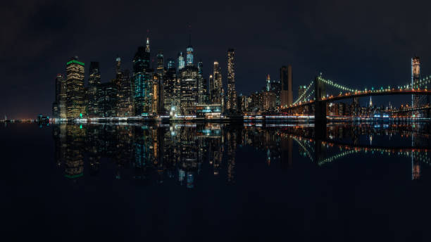 métropole de nuit, new york city skyline - new york city panoramic statue of liberty skyline photos et images de collection