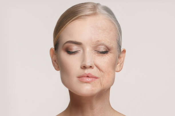 porównanie. portret pięknej kobiety z problemem i czystą skórą, starzenie się i koncepcja młodzieży, zabiegi kosmetyczne - rebellion aging process facial mask beauty treatment zdjęcia i obrazy z banku zdjęć