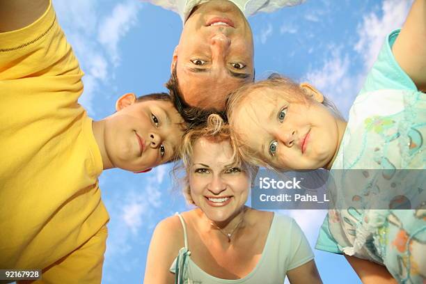 Família Céu - Fotografias de stock e mais imagens de Abraçar - Abraçar, Adulto, Alegria