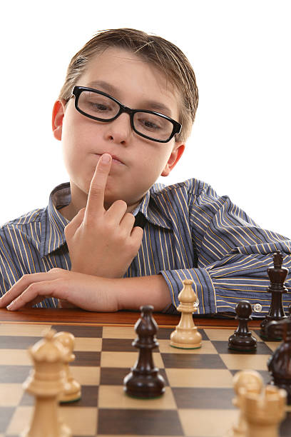 evaluar las posiciones de ajedrez - chess skill concentration intelligence fotografías e imágenes de stock