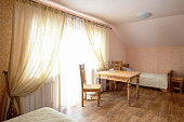 l%C3%A4ndliche-herberge-innenraum.jpg?b=1&s=170x170&k=20&c=UaAVK75fcB0PAEDvhWqjiDmoN2qJcTwO7JkDfvSUIxU=