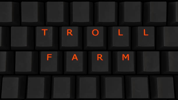 gros plan de lumineux rougeoyant touches sur un clavier noir troll ferme l’orthographe - politics internet computer key render photos et images de collection