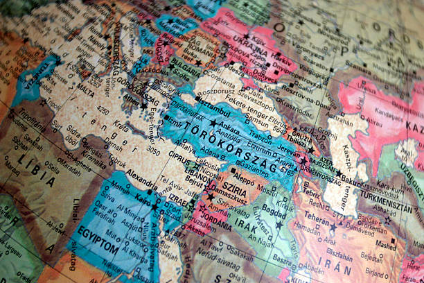 médio oriente sobre o mundo - middle east map east globe imagens e fotografias de stock