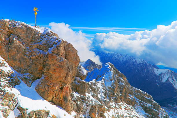 top deutschland: zugspitze gipfel und bayerischen alpen über wolken, garmisch – deutschland - alpenglow tirol sunrise snow stock-fotos und bilder