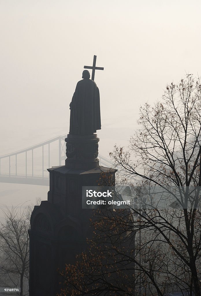 Monumento de saint Vladimir no outono mist - Foto de stock de Alto - Descrição Geral royalty-free