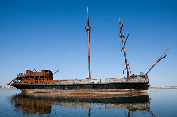 쉬프랙 - sailing ship shipping beached industrial ship 뉴스 사진 이미지