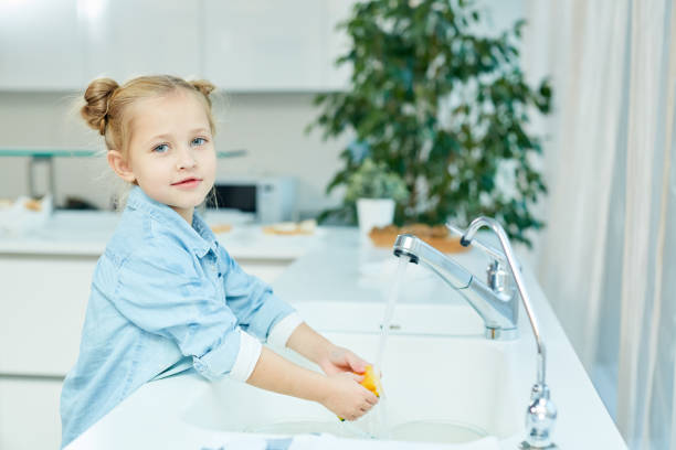 istock Girl washing dishes 921699566