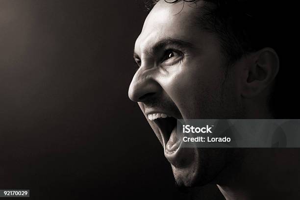 Homem Gritar - Fotografias de stock e mais imagens de Acima - Acima, Adulto, América do Norte
