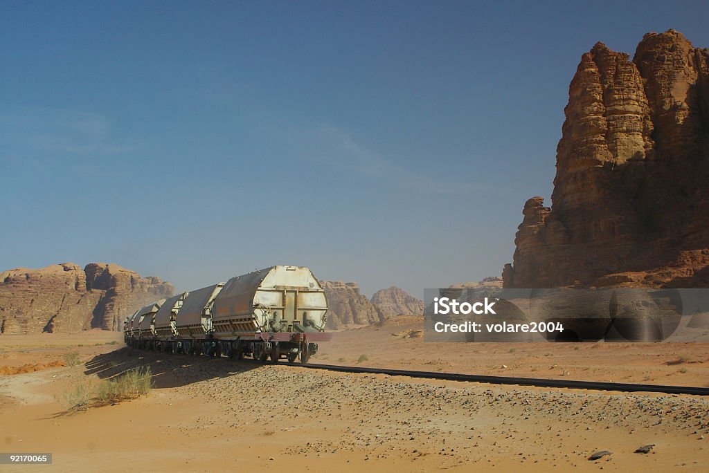 diesel treno nel deserto - Foto stock royalty-free di Ambientazione esterna