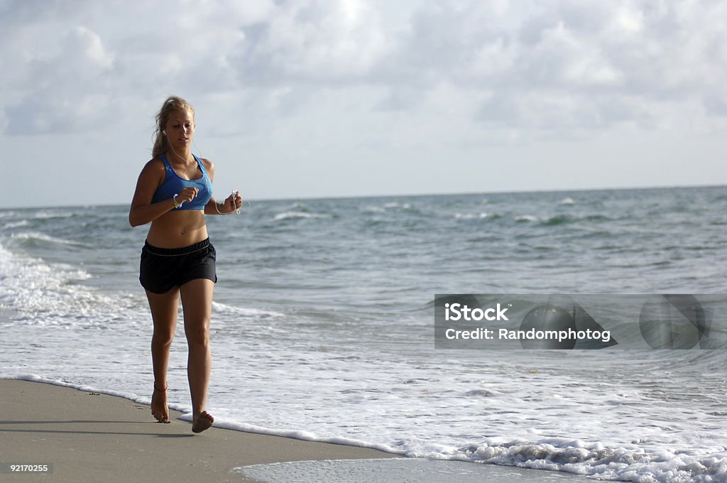 Garota correndo na praia detalhe - Foto de stock de Adulto royalty-free