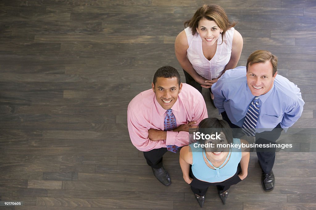 4 businesspeople 입석 실내 미소 - 로열티 프리 20-29세 스톡 사진