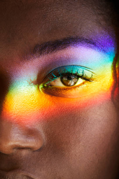 arco iris de luz sobre el ojo - color de ojos fotografías e imágenes de stock