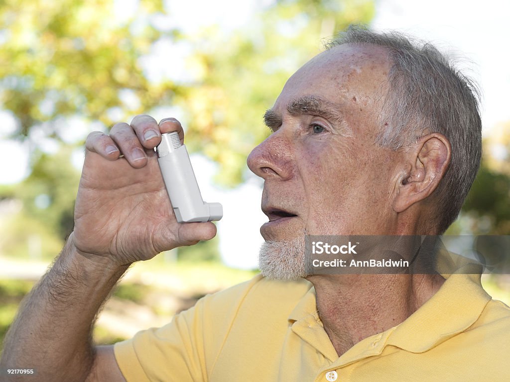 Senior hombre usando inhalador de asma al aire libre - Foto de stock de Adulto libre de derechos