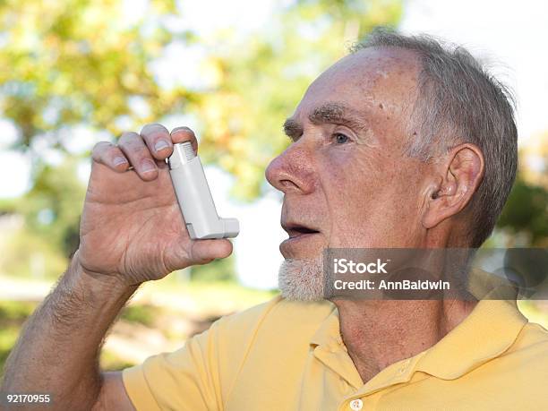 Senior Hombre Usando Inhalador De Asma Al Aire Libre Foto de stock y más banco de imágenes de Adulto