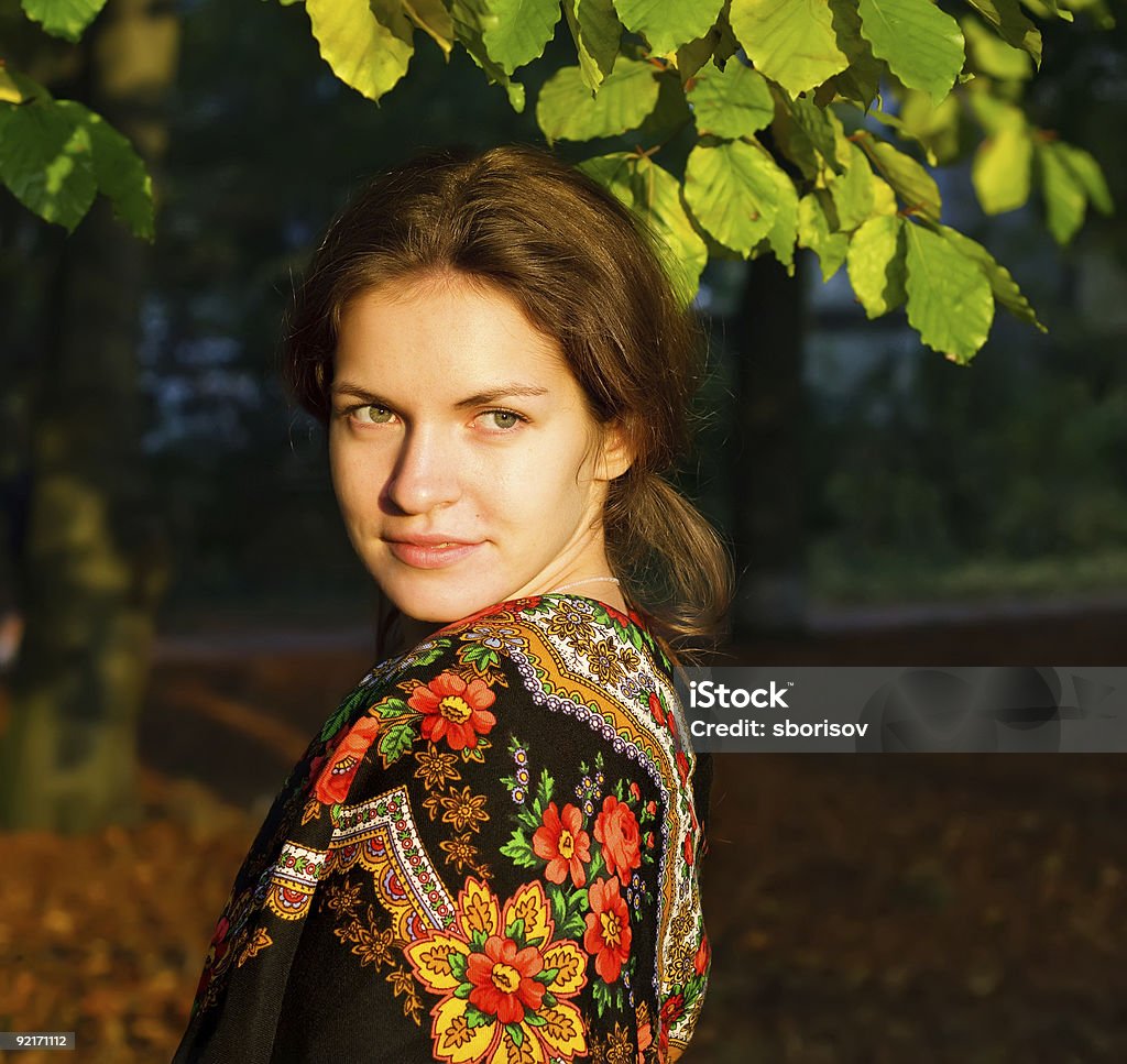 Retrato de mulher jovem em russo Xaile - Royalty-free Adulto Foto de stock