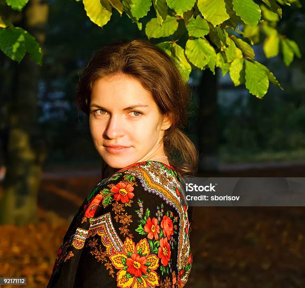 Retrato De Mulher Jovem Em Russo Xaile - Fotografias de stock e mais imagens de Adulto - Adulto, Amarelo, Ao Ar Livre