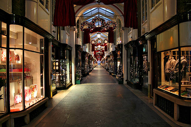galerie de shopping de noël à londres - luxury illuminated ornate christmas decoration photos et images de collection