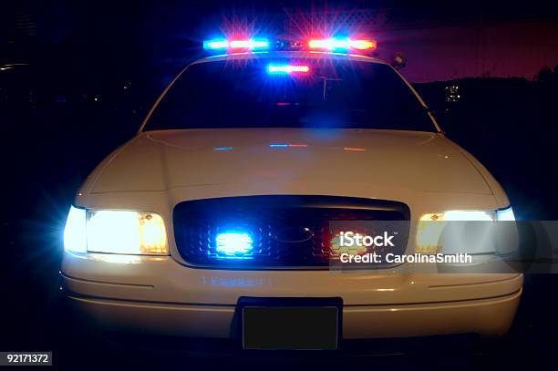 Policji Samochód Światła - zdjęcia stockowe i więcej obrazów Oświetlenie sygnalizacyjno-ostrzegawcze radiowozu - Oświetlenie sygnalizacyjno-ostrzegawcze radiowozu, Samochód policyjny, Noc