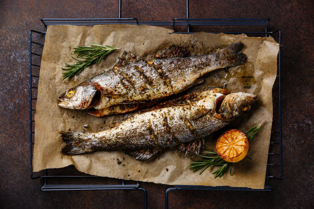 pescado corvina en la parrilla con limón y romero - prepared fish seafood barbecue grilled fotografías e imágenes de stock