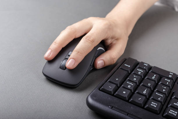 istock Women's hands on the mouse, work in the office, office equipment 921715254