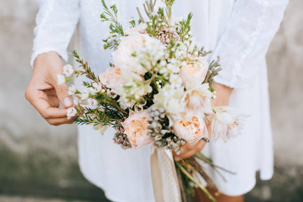 braut hält den brautstrauß, mit schönen blumen rustikalen stil - hochzeitsstrauß stock-fotos und bilder