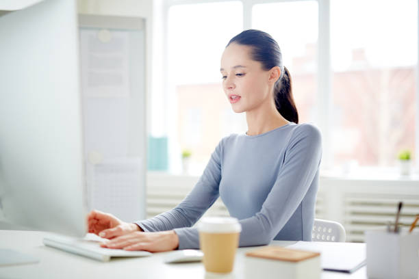 istock Woman working in the net 921725244