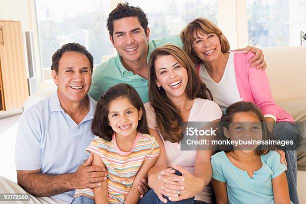 Familia En La Sala De Estar Foto de stock y más banco de imágenes de Familia multigeneracional - Familia multigeneracional, Grupo multiétnico, Etnia Latinoamericana