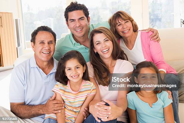 Família Alargada Na Sala De Estar - Fotografias de stock e mais imagens de Família de várias gerações - Família de várias gerações, Grupo multiétnico, Latino-americano
