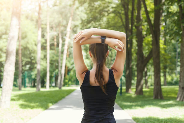 femme de remise en forme à l’étirement à l’extérieur de formation - beautiful caucasian teenager running photos et images de collection