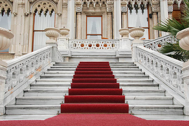 alfombra roja y la escalinata de mármol - staircase steps istanbul turkey fotografías e imágenes de stock