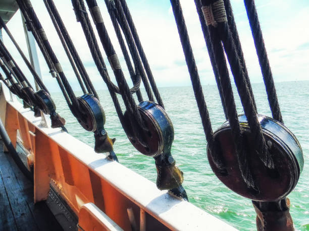 location bateau voile poulie et corde - cable winch sailing yacht sport photos et images de collection