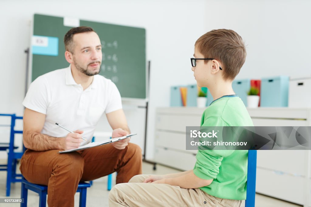 Profesor y niño en edad escolar - Foto de stock de Profesional de salud mental libre de derechos