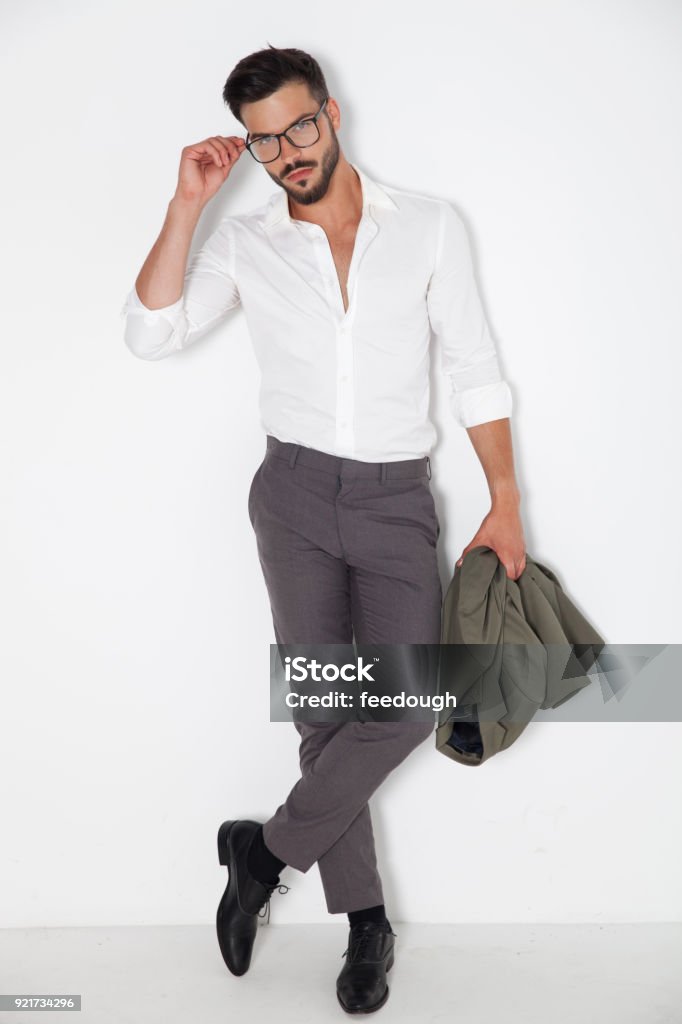 섹시 한 젊은 우아한 남자 코트를 들고와 그의 유리를 고정 남자에 대한 스톡 사진 및 기타 이미지 - 남자, 신발, 패션 - Istock