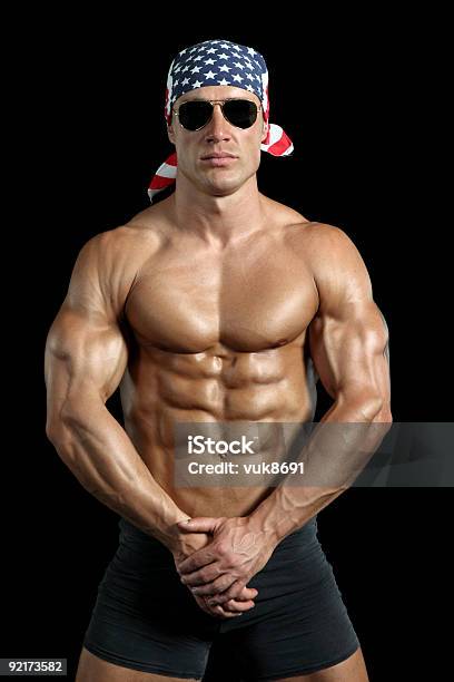 Bodybuilder In Posa - Fotografie stock e altre immagini di Palestra - Club ginnico - Palestra - Club ginnico, Steroidi, A petto nudo