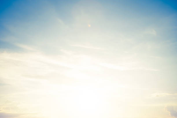 日光でビンテージ ソフト空を背景 - 日の出 ストックフォトと画像