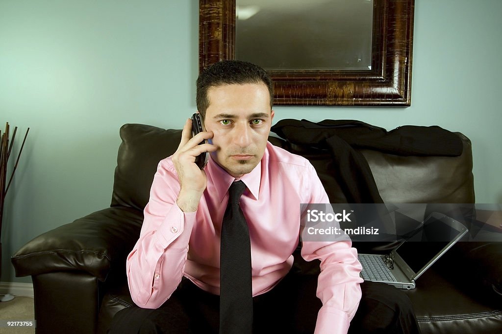 남자 사업가 토킹 전화 휴식 카우치 - 로열티 프리 가구 스톡 사진