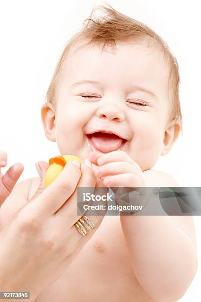 Rir Bebé De Mãe De Mãos Com Pato De Borracha - Fotografias de stock e mais imagens de Adulto - Adulto, Alegria, Bebé