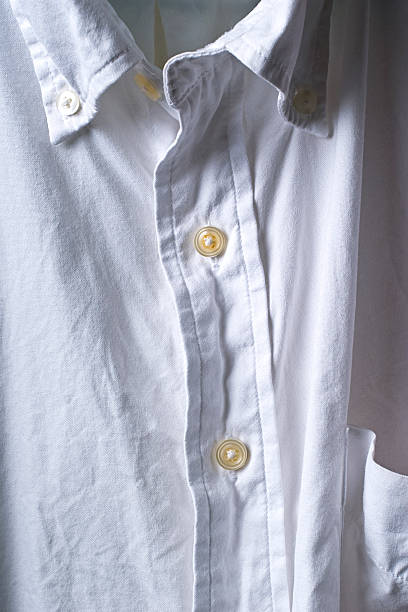 ridé chemise blanche - starched photos et images de collection