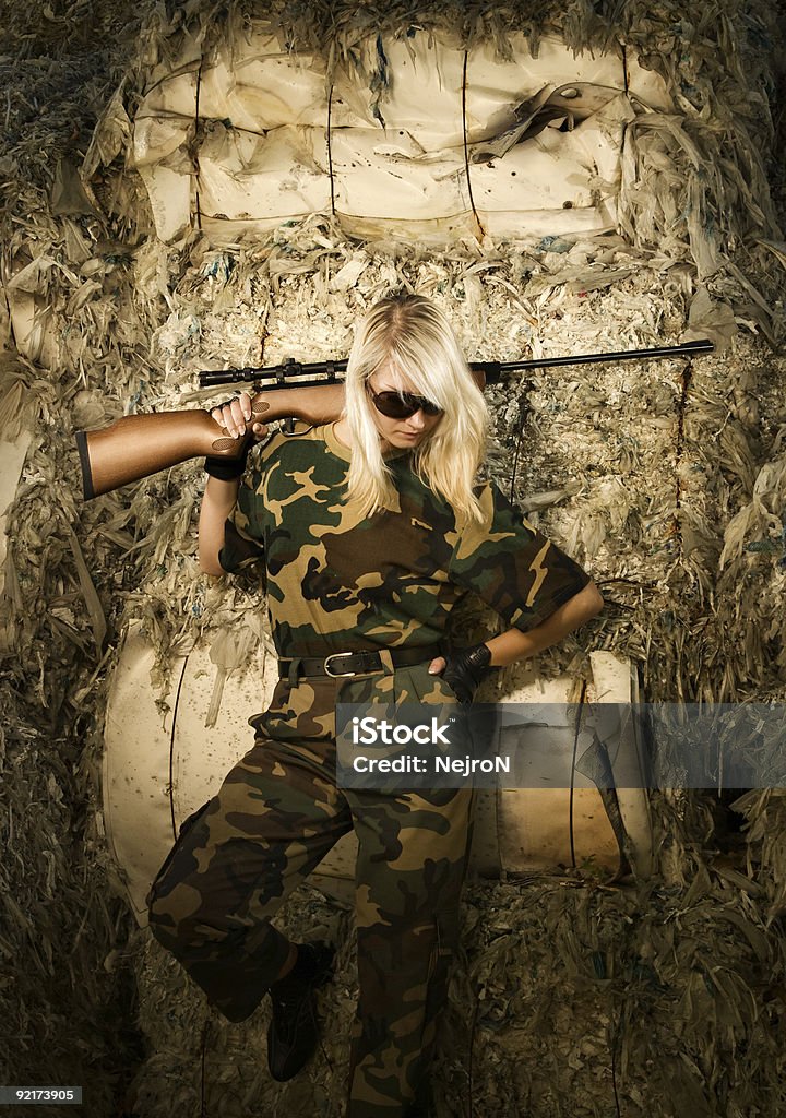 Bela mulher Soldado com um atirador rifle - Royalty-free Adulto Foto de stock