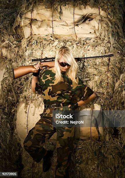 Foto de Mulher Bonita Soldado Com Um Rifle Sniper e mais fotos de stock de Adulto - Adulto, Arma de Airsoft, Arma de Fogo