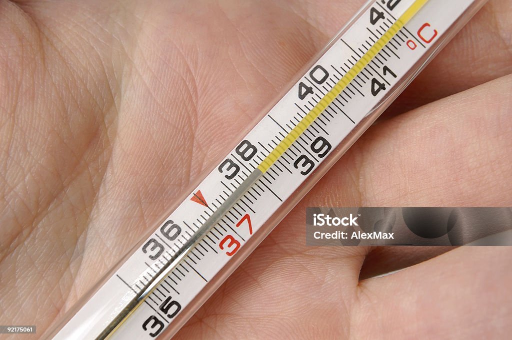 Termometro in mano concetto di macro malattia - Foto stock royalty-free di 35-39 anni