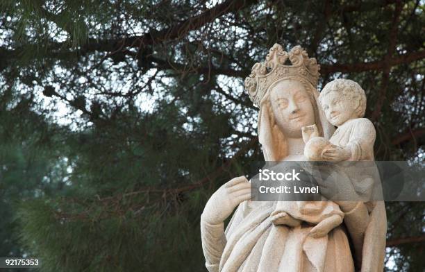 Escultura Virgen María De Jesúswhite Rock Y Foto de stock y más banco de imágenes de La Virgen María - La Virgen María, Madre, Sonreír