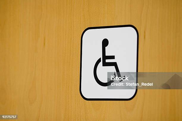 Sinal De Banheirodesactivado - Fotografias de stock e mais imagens de Acesso para deficientes - Acesso para deficientes, Betão, Cadeira de Rodas