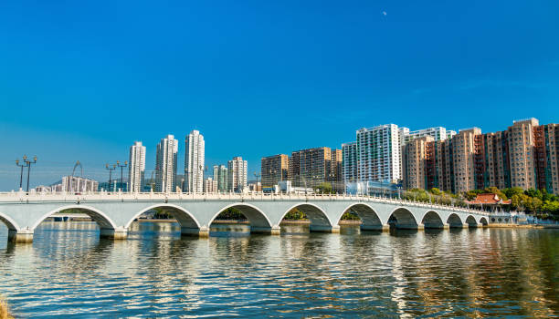 lek yuen brücke, ein fußgänger fußgängerbrücke in sha tin, hong kong - hong kong cityscape flowing water built structure stock-fotos und bilder