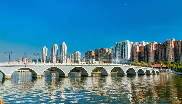мост лек юэнь, пешеходный пешеходный мост в ша тин, гонконг - sha tin стоковые фото и изображения