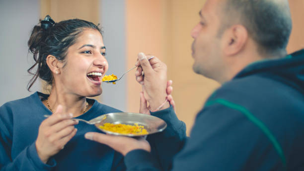 Casal de compartilhamento e alimentar-se uns aos outros. - foto de acervo