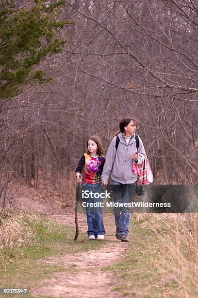 Caminhada - Fotografias de stock e mais imagens de Adulto - Adulto, Amor, Andar