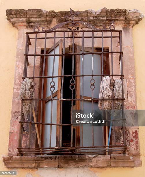 Foto de Janela Com Rodos e mais fotos de stock de Anti-higiênico - Anti-higiênico, Antigo, Arquitetura